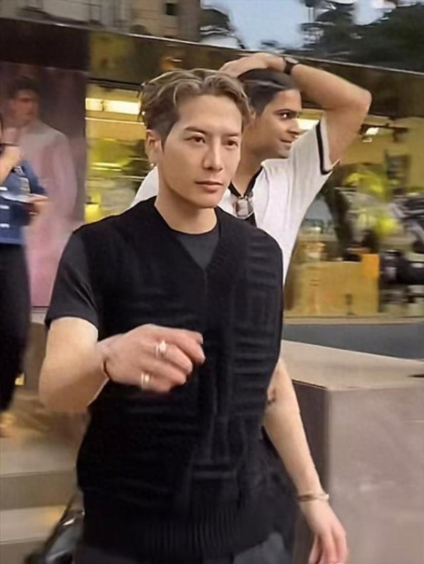 瑞银投资 恶心的一幕出现了, 印度主持人想刁难王嘉尔, 这波操作实在太解气